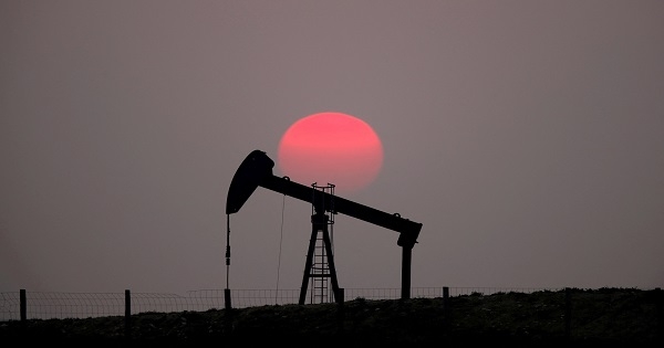 تراجع أسعار النفط العالمية لتحوم قرب أدنى مستوياتها في شهرين