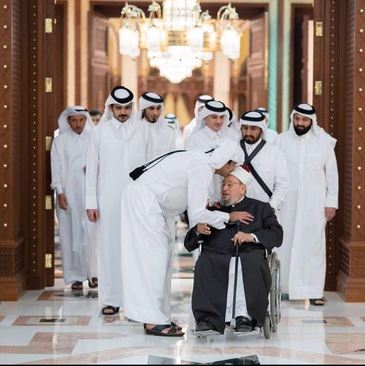 أمير قطر يستقبل القرضاوي ويقبل رأسه