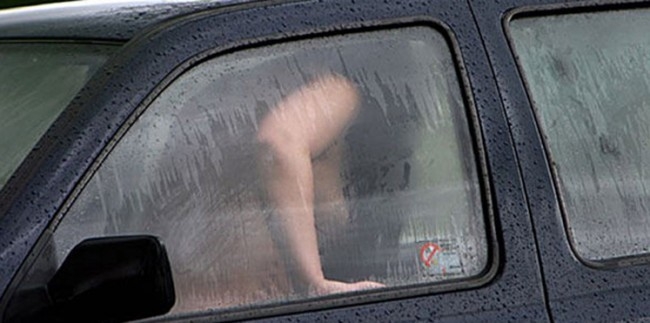 الشرطة السويدية تقدّم نصيحة ثمينة لممارسي الجنس في السيارة