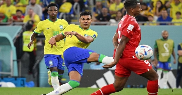 كاسيميرو يقود البرازيل للفوز على سويسرا والتأهل لدور 16