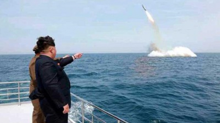 كوريا الشمالية تطلق صاروخ باليستي من غواصة