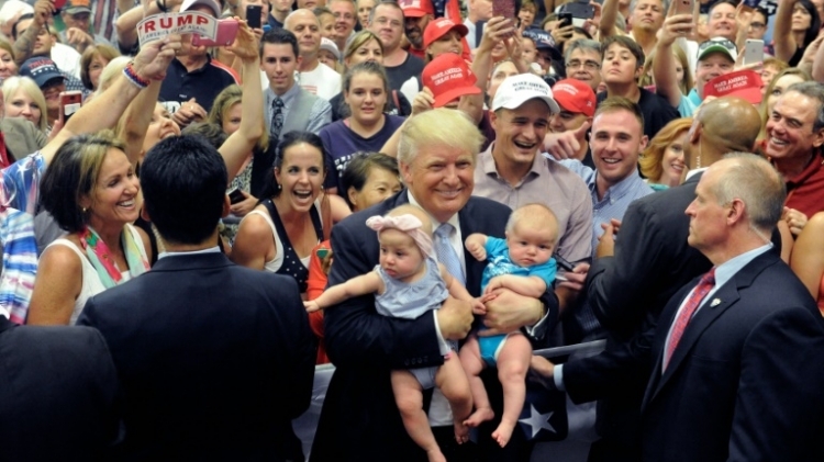 ترامب خلال حملة انتخابية في كولورادو سبرينغز بولاية كولورادو، الجمعة 29 تموز/يوليو 2016