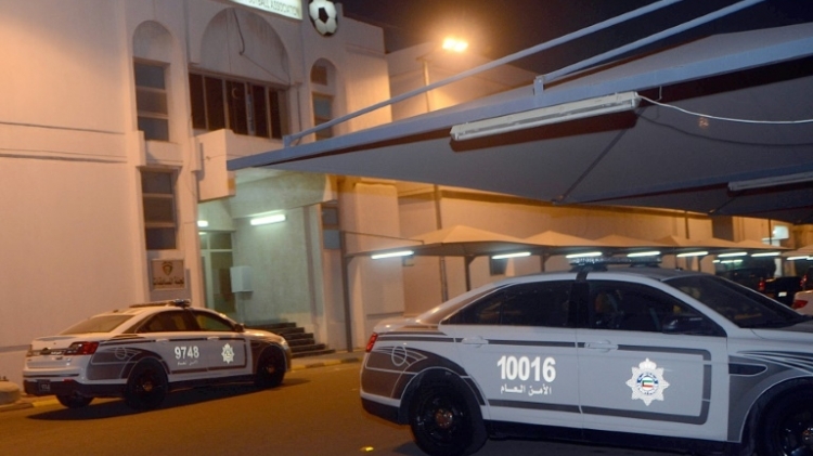 سيارات الشرطة امام مقر الاتحاد الكويتي لكرة القدم مساء الاحد 28 آب/اغسطس 2016
