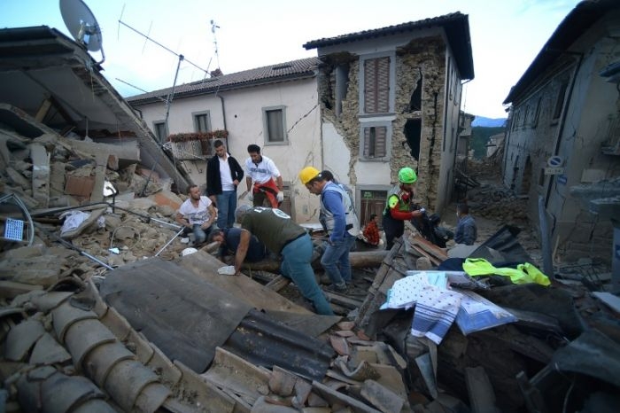 حدد مركز الزلزال في منطقة رييتي قرب اكومولي على بعد حوالي 150 كلم شمال شرق روما كما اوضح المعهد الجيوفيزيائي الايطالي. وسجلت حوالي 39 هزة ارتدادية كان أشدها بقوة 5,3 درجات بعد الزلزال وشعر بها سكان روما 