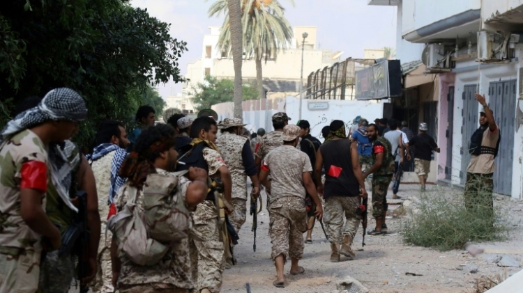 عناصر من القوات الموالية للحكومة الليبية يتوجهون الى موقعهم في سرت، في 28 آب/اغسطس 2016