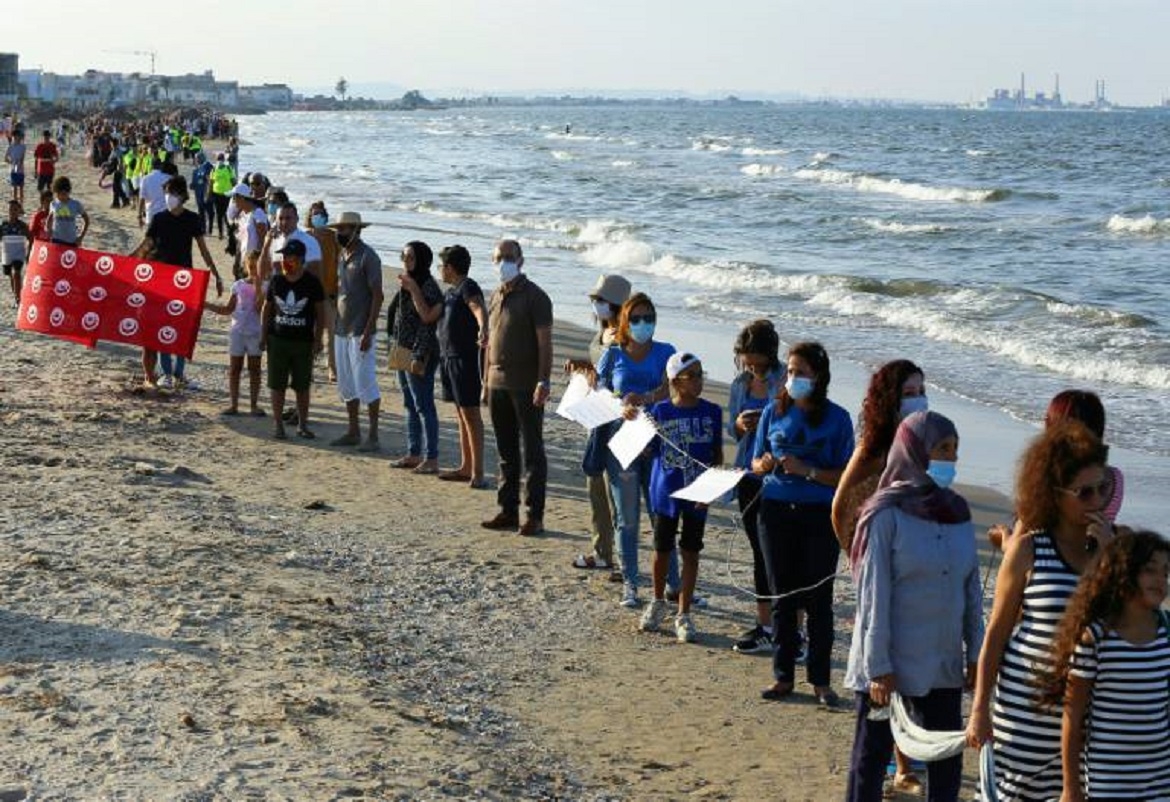 أطول سلسلة بشرية في تاريخ تونس رفضاً للتلوث البحري