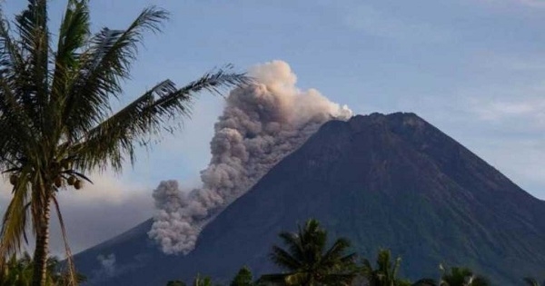 بركان في إندونيسيا يثير الرعب بين السكان