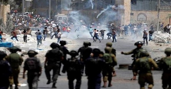 إصابة عشرات الفلسطينيين في مواجهات خلال مسيرة لمستوطنين في الضفة الغربية