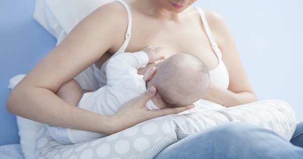 لماذا تخشى بعض السيدات من تأثير الرضاعة على مظهر الثدي؟