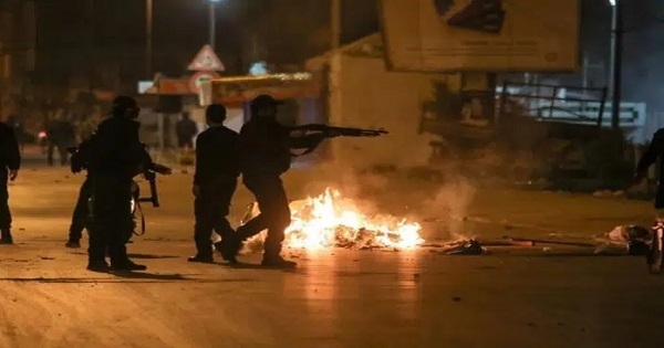 ليلة صعبة في تونس.. رقعة الاحتجاجات تتوسع وتتمدد ومواجهات عنيفة في أحياء عدة 