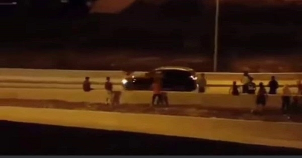 القبض على 7 قصّر يعتدون على السيارات في مفترق بن دحّة (صورة)