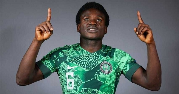 قائد المنتخب النيجيري- لاعب هاوٍ شارك في مباراتين مع الفريق الأول.. لا يحمل أي تسجيل رسمي في الاتحاد الدولي لكرة القدم
