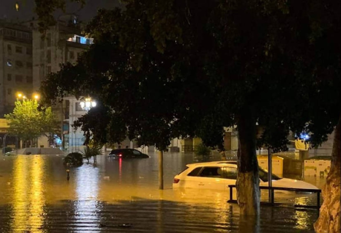 وفيات وخسائر في الجزائر وتونس جرّاء الأمطار الغزيرة والفيضانات