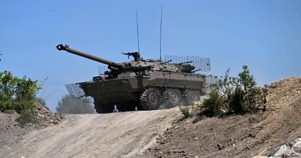فرنسا تسلم أوكرانيا دبابات قتالية خفيفة