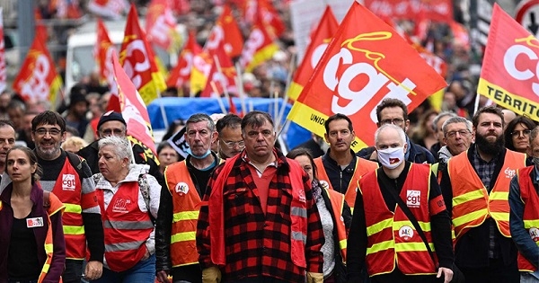 فرنسا: النقابات العمالية تبدأ إضرابا عاما للمطالبة بزيادة الرواتب
