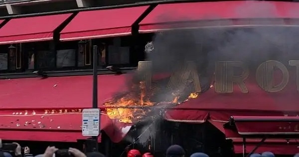 مُحتجون يُضرمون النار في مطعم ماكرون المفضّل بباريس