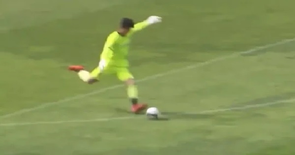 طرد حارس مرمى لتبوله داخل الملعب أثناء مباراة في كأس الاتحاد الإنجليزي (فيديو)