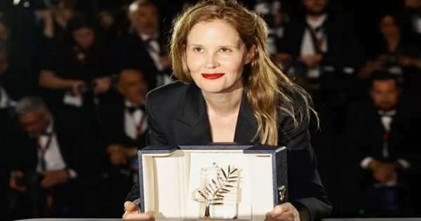 المخرجة الفرنسية جاستن تريت تنتقد الحكومة الفرنسية خلال تسلمها جائزة السعفة الذهبية في مهرجان كان