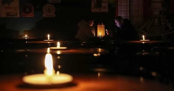 الشموع لا تكفي.. هكذا يكافح الأوكرانيون لاستعادة الكهرباء